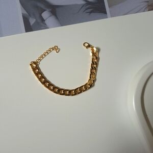Elegant Gold Chain Bracelet